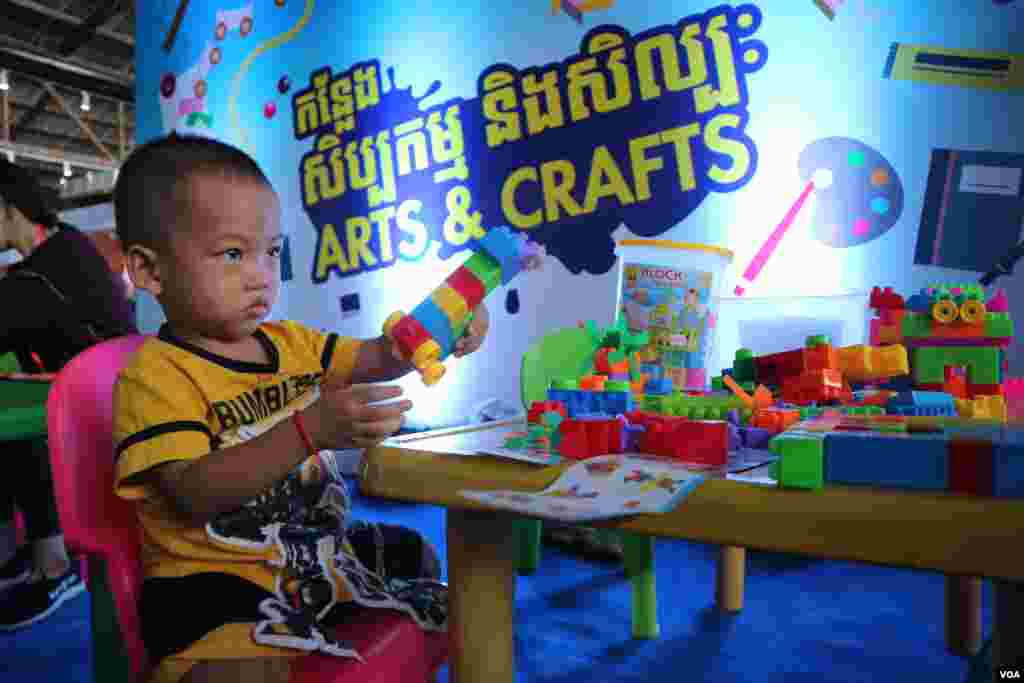 កុមារកំពុងលេងល្បែងកំសាន្តក្នុងពិធីប្រារព្ធខួបទី៣០ នៃការបង្កើតអនុសញ្ញាស្តីពីសិទ្ធិកុមារ នៅរាជធានីភ្នំពេញ ថ្ងៃទី២០ ខែវិច្ឆិកា ឆ្នាំ២០១៩។ (កាន់ វិច្ឆិកា/VOA)