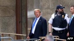 L'ex-président Donald Trump a immédiatement dénoncé un procès "truqué" et assuré que le "vrai verdict" tomberait le 5 novembre, jour de l'élection présidentielle.