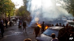 Des Iraniens protestent à Téhéran, jeudi 27 octobre 2022, contre la mort de Mahsa Amini, 22 ans, après son arrestation par la police des mœurs. 