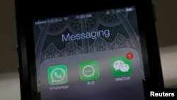 រូប​កម្មវិធី​ផ្ញើសារ​ WhatsApp របស់​ក្រុមហ៊ុន​ហ្វេសប៊ុក, Laiwang របស់​ក្រុមហ៊ុន Alibaba Group និង​ WeChat ឬ Weixin របស់​ក្រុមហ៊ុន Tencent Group។