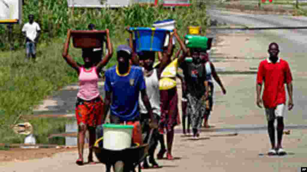Ces Abidjanais ont pu sortir de chez eux à la recherche de l'eau potable profitant de l'accalmie dans les combats. Des scènes pareils sont courants en Afrique.