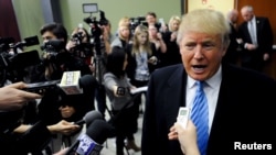 Le candidat en tête de la course des primaires républicaines pour la présidentielle américaine de 2016, Donald Trump répond aux questions des journalistes.
