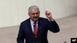 លោក​ Binali Yildirim នាយក​រដ្ឋ​មន្ត្រី​តួកគី ថ្លែង​បន្ទាប់​ពី​រដ្ឋសភា​បាន​អនុម័ត​លើ​កំណែ​ទម្រង់​រដ្ឋ​ធម្មនុញ​ដ៏​តឹង​តែង​ ដែល​ត្រួស​ត្រាយ​ផ្លូវ​ឲ្យ​មាន​ការ​ធ្វើ​ប្រជាមតិ​​លើ​ប្រព័ន្ធ​ប្រធានាធិបតី ដែល​ការ​ធ្វើ​បែប​នេះនឹង​ពង្រីក​អំណាច​របស់​ប្រធានាធិបតី Recep Tayyip Erdogan។