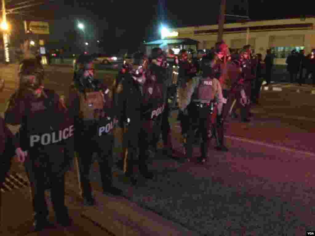 Agitation dans les rues de Ferguson après qu'un grand jury a décidé de ne pas inculper l'agent de police Darren Wilson dans la mort de Michael Brown, Ferguson, Missouri, le 24 novembre 2014. (Kane Farabuagh / VOA)