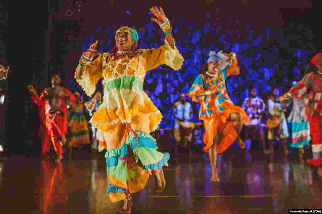 Les danseurs de KanKouran West African Danse Company sur scène, à Washington D.C., le 5 juin 2017. (VOA/Nastasia Peteuil)