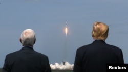 美國總統特朗普和副總統彭斯30日觀看“獵鷹9”號（Falcon 9）火箭從佛羅里達州卡納維拉爾角的肯尼迪宇航中心將兩名美國宇航員送入太空。