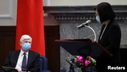 美國前聯邦參議員多德訪問台灣。台灣總統蔡英文在台北與舉行會談時發表講話。 （2021年4月15日）