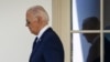 លោក​ប្រធានាធិបតី​ Joe Biden ​​នៃ​សហរដ្ឋ​អាមេរិកដើរចេញ​ពីសេតវិមាន​កាលពីថ្ងៃទី​១៥ កក្កដា ឆ្នាំ២០២៤។