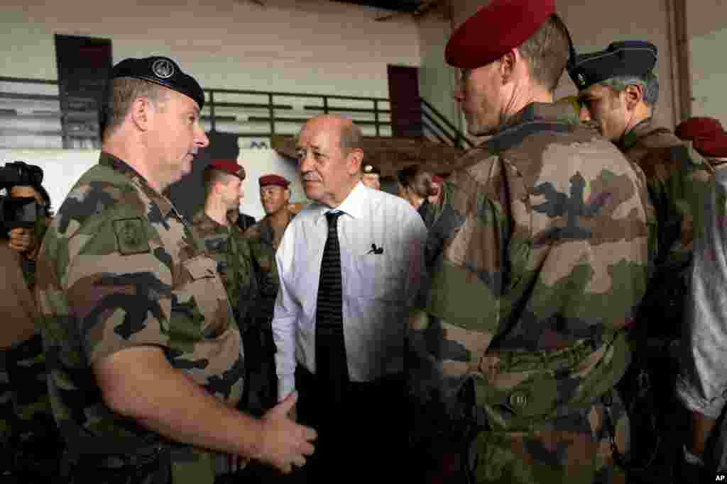 Les Etats-Unis avaient approuvé une assistance de 10 million de dollars pour assister la France dans la lutte contre le terrorisme en Afrique de l’Ouest. Sur la photo, le ministre français de la défense Jean-Yves Le Drian parle avec des soldats français, le 2 janvier 2014.