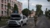 Український військовий біля мерії Суджі, Курська область, Росія, 16 серпня 2024. AP Photo