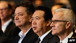 2017年7月4日國際刑警組織主席孟宏偉（右起第二人）和國際刑警組織秘書長卓爾金·斯托克（右）出席新加坡國際刑警組織世界大會開幕式。