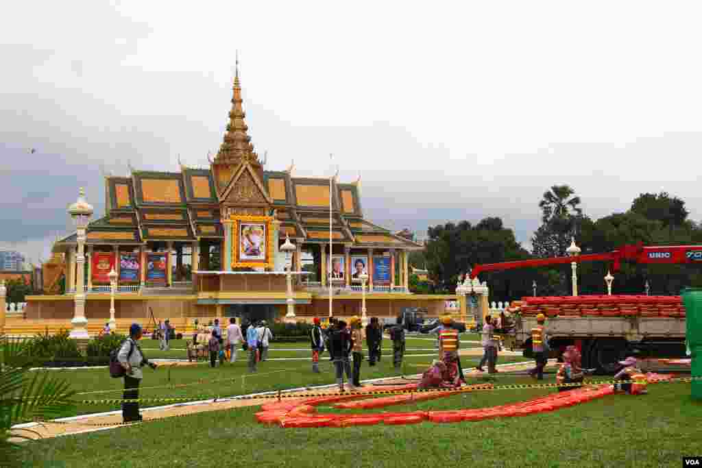ការរៀបចំតុបតែងលម្អនៅមុខព្រះបរមរាជវាំងក្នុងរាជធានីភ្នំពេញ ដើម្បីអបអរថ្វាយព្រះពរខួបទី១០នៃព្រះរាជពិធីគ្រងរាជសម្បត្តិរបស់ព្រះបាទសម្ដេចព្រះបរមនាថ នរោត្តម សីហមុនី នៅថ្ងៃទី ២៥ ខែតុលា ឆ្នាំ២០១៤។ (នូវ ពៅលក្ខិណាVOA)