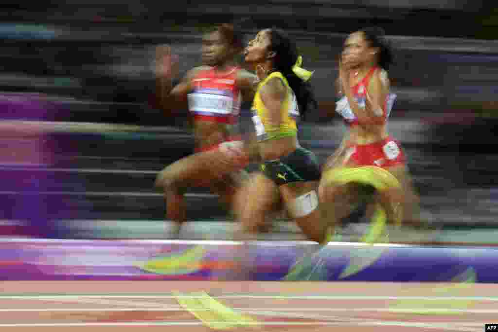 Gold medalist Jamaica's gold medalist Shelly-Ann Fraser-Pryce (C) wins the women's 100m final at the athletics event of the London 2012 Olympic Games on August 4, 2012 in London.