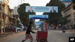 Un vendeur ambulant dans Conakry, 26 novembre 2014. 
