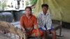 លោក កែវ អ៊ាត អាយុ​៥២​ឆ្នាំ និង​ភរិយា​របស់​លោក អង្គុយ​នៅ​ផ្ទះ​របស់​លោក ក្នុង​ភូមិ​ស្រែបឹង ឃុំ​ព្រៃ​ខ្លា ស្រុកកោះអណ្តែត ខេត្តតាកែវ។ លោក កែវ អ៊ាត បាន​សម្រេច​ចុះចូល​ជាមួយ​គណបក្ស​ប្រជាជនកម្ពុជា ដោយសារ​លោក​ត្រូវបាន​តុលាការ​កោះ​ហៅ​ ករណី​ចោទ​ប្រកាន់​ញុះញង់ ក្នុង​ពេល​យុទ្ធនាការ​ឃោសនាបោះឆ្នោត​ឃុំសង្កាត់ កាល​ពី​ខែឧសភា ឆ្នាំ២០១៧។ (ស៊ុន ណារិន/VOA)