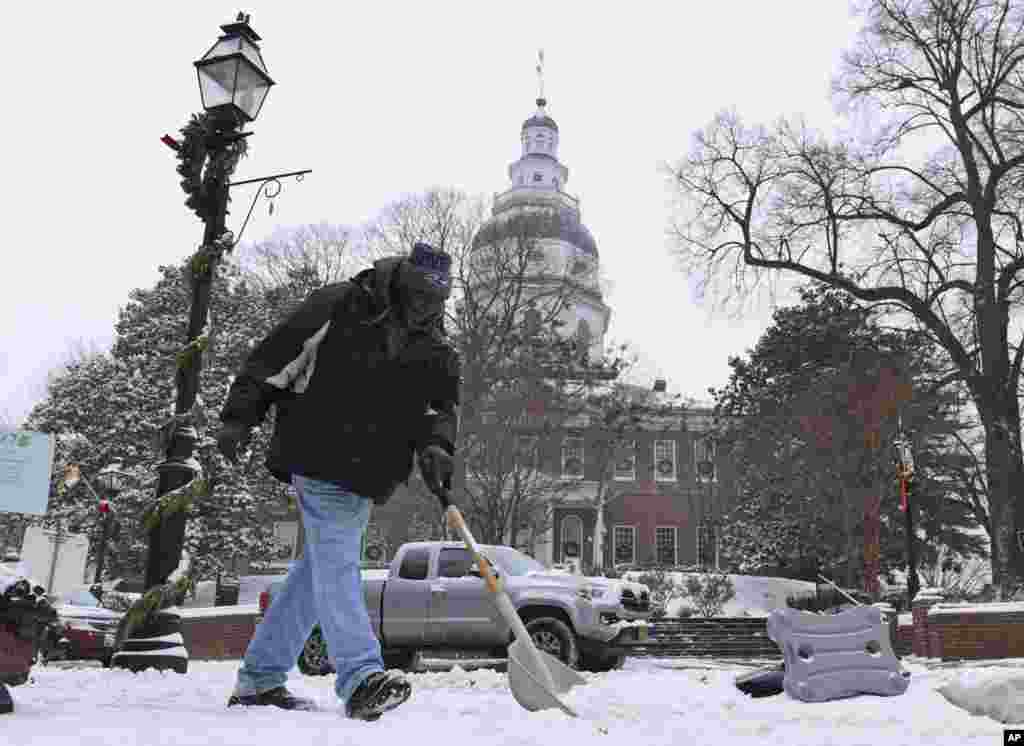 Collester Smith d'Annapolis, enléve la neige à Annapolis, à Maryland, le jeudi 4 janvier 2018.