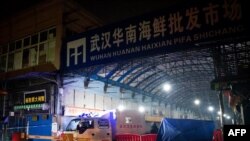 中國湖北省武漢市衛生應急隊的消毒車輛駛離已被關閉的武漢華南海鮮批發市場。這裡一度被認為是新冠病毒的發源地。 （2020年1月11日）