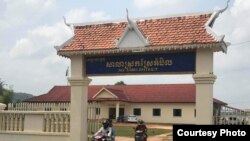 (រូប​តំណាង) ក្រុម​ប្រជាពលរដ្ឋ​ចាកចេញ​ពី​សាលាស្រុក​​​​​​​​​​​​​​​​​​​​​​​​​​​​​​​​ស្រែអំបិល​កាលពី​ថ្ងៃ​ទី​ ២៦​ ខែ​ មីនា​ ឆ្នាំ​២០១៨​ បន្ទាប់​​​​​​​ពី​ពួកគេ​បាន​​​​សួរនាំ​អភិបាល​ស្រុក អំពី​ដំណើរ​នៃ​ការដោះស្រាយ​ទំនាស់​ដីធ្លី​ជាមួយ​ក្រុម​ហ៊ុន​ស្ករ​អំពៅ​ដែល​នៅ​សេសសល់។ (រូបថត​ផ្តល់​ឲ្យ​ដោយ​សមាគម​ការពារ​សិទ្ធិ​មនុស្ស​អាដហុក​ប្រចាំ​នៅ​ខេត្ត​កោះកុង)
