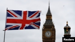 英國議會大廈與國旗。