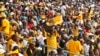 Des supporters en liesse lors d’un match entre Orlando Pirates et Kaizer Chiefs à Soweto, Afrique du Sud, 20 février 2010.