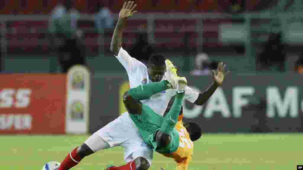 Chancel Mbemba dela RDD, à gauche, aux prises avec Max Gradel de la Cote d'Ivoire lors du match demi-finale de la CAN 2015 à Bata, mercredi 4 février 2015.