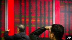 中國政府要求退休金和共同基金增加對國內股票的投資，幫助低迷的A股市場擺脫困境，試圖透過確保股價上漲。 (美聯社：2018年10月31日)