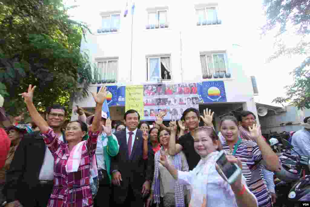 អ្នកគាំទ្រគណបក្សប្រឆាំងជាង៣០០នាក់មកពីរាជធានីខេត្តទាំងអស់ក្នុងប្រទេសកម្ពុជាប្រមូលផ្ដុំគ្នានៅទីស្នាក់ការកណ្ដាលបក្សនៅទីក្រុងភ្នំពេញនៅថ្ងៃច័ន្ទទី៣០ឧសភានេះ ដើម្បីហែញត្តិទៅរដ្ឋសភាជាតិ និងថ្វាយជូនព្រះមហាក្សត្រ បន្ទាប់ពីមានដីកាកោះហៅលោកកឹម សុខាប្រធានស្ដីទីគណបក្សសង្រ្គោះជាតិ ក្នុងករណីរឿងអាស្រូវផ្លូវភេទកន្លងមក។ (ឡេង ឡែន/VOA)