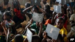 Des élèves dans une école de refugies à Mpoko, près de Bangui, Centrafrique, 15 février 2016.