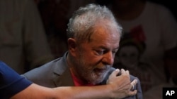 L'ancien président brésilien Luiz Inacio Lula da Silva lors d'un rassemblement avec des membres de son Parti des travailleurs et des dirigeants d'autres partis de gauche à Rio de Janeiro, au Brésil, le 2 avril 2018.