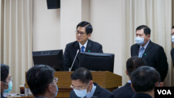 台灣國防部長嚴德發解釋後備改革方案。(美國之音黃麗玲2020年10月22日攝)
