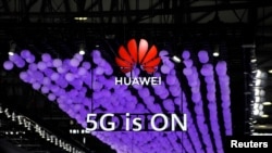 2019年6月28日上海舉行的世界移動通訊大會上華為標識和5G的標誌。