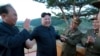 Kim Jong Un tout sourire avant de rencontrer Trump à Hanoï