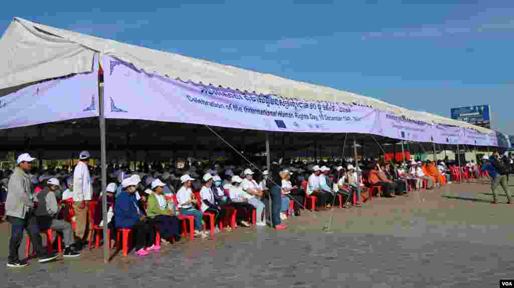 អ្នកចូលរួមដែលជាពលរដ្ឋ កម្មករ និងតំណាងអង្គការសង្គមស៊ីវិល ចូលរួមប្រារព្ធទិវាសិទ្ធិមនុស្សអន្តរជាតិលើកទី៧១ នៅសួនប្រជាធិបតេយ្យ នាថ្ងៃទី១០ ខែធ្នូ ឆ្នាំ២០១៩។ (កាន់ វិច្ឆិកា/VOA)