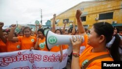 កម្មការិនី​ខ្មែរ​ស្រែក​ទាមទារ​ដំឡើង​ប្រាក់ខែ​ ក្នុង​បាតុកម្ម​នៅភ្នំពេញកាល​ពីថ្ងៃ១៧កញ្ញា២០១៤