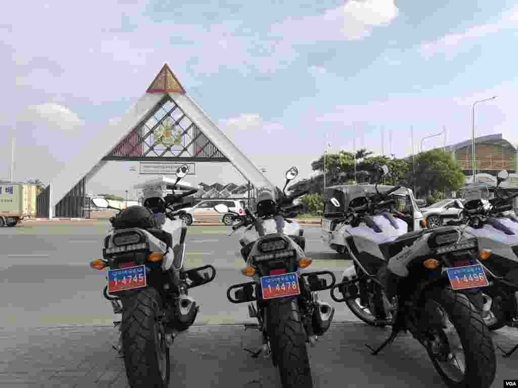 កម្លាំងសមត្ថកិច្ចចម្រុះ ដែលមានក្រុមកងរាជអាវុធហត្ថ និងកងកម្លាំងទាហានជាច្រើនរយនាក់ប្រដាប់ដោយអាវុធ ល្បាតនៅខាងមុខ អាកាសយានដ្ឋានអន្តរជាតិភ្នំពេញរង់ចាំការវិលត្រឡប់របស់លោក សម រង្ស៊ីមេដឹកនាំក្រុមជំទាស់នាថ្ងៃសៅរ៍ ទី០៩ វិច្ឆិកា ឆ្