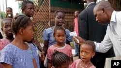Un travailleur de la santé à Conakry, en Guinée