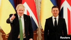 烏克蘭總統澤連斯基（右）在基輔會晤到訪的英國首相約翰遜。（2022年2月1日）