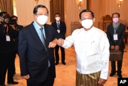 រូបឯកសារ៖ លោក​នាយករដ្ឋមន្ត្រី ហ៊ុន សែន ទទួល​ស្វាគមន៍​លោក​ឧត្តមសេនីយ៍ Min Aung Hlaing ដែល​ជា​ប្រមុខរដ្ឋ​មីយ៉ាន់ម៉ា ក្នុង​អំឡុងពេល​នៃ​ជំនួប​លោក​ទាំងពី​រ​នៅ​ទីក្រុង​ណៃពិដោរ ប្រទេស​មីយ៉ាន់ម៉ា ថ្ងៃទី៧ ខែមករា ឆ្នាំ២០២២។ (AP)