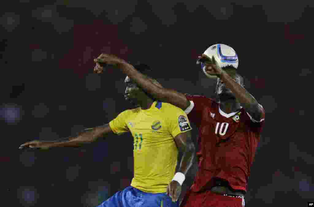 Fode Dore du Congo, à droite, en duel avec Levy Madinda du Gabon, à gauche, lors de la rencontre Congo-Gabon de la Coupe d'Afrique des Nations de football Groupe A à Bata, en Guinée équatoriale, mercredi 21 janvier 2015.