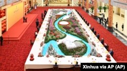 中國領導人習近平在人大會堂設宴招待前去參加北京冬奧會開幕式的各國領導人。（2022年2月5日）