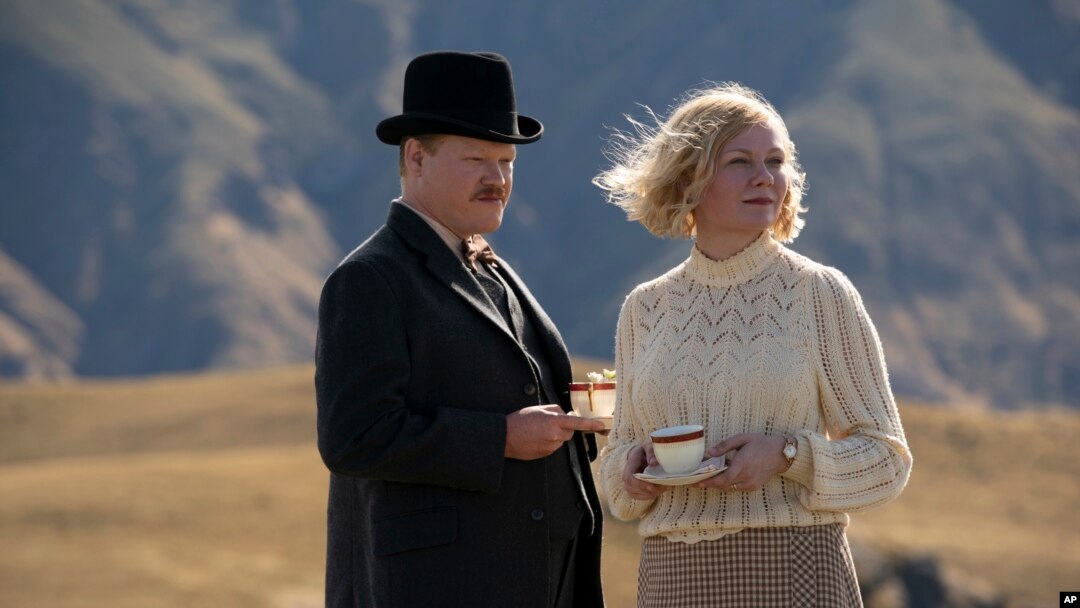 En esta imagen difundida por Netflix, Jesse Plemons, a la izquierda, y Kirsten Dunst en una escena de "El poder del perro". (Kirsty Griffin/Netflix vía AP)
