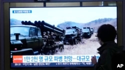 南韓首爾火車站電視螢幕播放北韓軍隊士兵的影片。 （2024年10月18日）