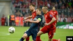 Xabi Alonso de Bayern, à gauche, et son co-équipier Franck Ribéry, à droite, aux prises avec Gabi de Madrid au cours du match retour de demi-finale de la Ligue des Champions entre le Bayern Munich et l’Atletico Madrid à Munich, Allemagne, 3 mai 2016