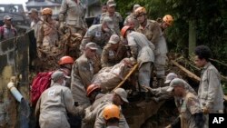 Des secouristes retirent le corps d'une victime d'une coulée de boue à Petropolis, au Brésil, mercredi 16 février 2022.