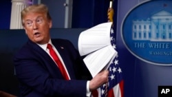 រូបឯកសារ៖ លោក Donald Trump កាន់ឯកសារ​នៅក្នុង​បន្ទប់​សន្និសីទ​សារព័ត៌មាន James Brady នៅក្នុង​សេតវិមាន​ក្នុង​រដ្ឋធានី​វ៉ាស៊ីនតោន នៅពេលដែល​លោក​នៅ​កាន់តំណែង​ជា​ប្រធានាធិបតី​សហរដ្ឋ​អាមេរិក កាលពី​ថ្ងៃទី២០ ខែមេសា ឆ្នាំ២០២២។