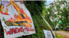 Meski sempat dibersihkan aparat pada 8 Februari, warga Wadas kembali memasang poster-poster perlawanan di wilayahnya. (Foto: VOA/Nurhadi)