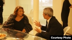 រូប​ឯកសារ៖ លោក​ស្រី​ Zaha Hadid ​ស្ថាបត្យករ​​ដ៏​ល្បី​ល្បាញ ជាតិ​អង់គ្លេស​ដើម​កំណើត​អ៊ីរ៉ាក់​ និយាយ​ជាមួយលោក​ ឆាំង​ យុ​ នាយក​មជ្ឈមណ្ឌល​ឯកសារ​កម្ពុជា​ ​​នៅ​ក្នុង​ការ​បង្ហាញ​ប្លង់​វិទ្យាស្ថាន​ស្លឹករឹត​ ដែល​រចនា​ដោយ​លោក​ស្រី​ នៅ​ឯ​វិចិត្រ​សាល​របស់​លោក​ស្រី​ Zaha Hadid នៅ​ក្នុង​ទីក្រុង​ឡុងដ៍​ នៅ​ថ្ងៃ​ទី​៩​ ខែ​តុលា​ ឆ្នាំ​២០១៤។ 