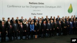 Les dirigeants du monde posent pour une photo de groupe à la COP21 , la Conférence des Nations Unies sur les changements climatiques , au Bourget , en dehors de Paris , le lundi 30 novembre 2015. ( Ian Langsdon , Piscine via AP )