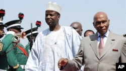 Abdoulaye Wade (à dr.) au sommet spécial de la CEDEAO, le 7 déc. 2010, au Nigéria