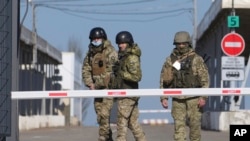 烏克蘭士兵在守衛烏克蘭東部的一個邊界哨卡。（2022年2月21日）